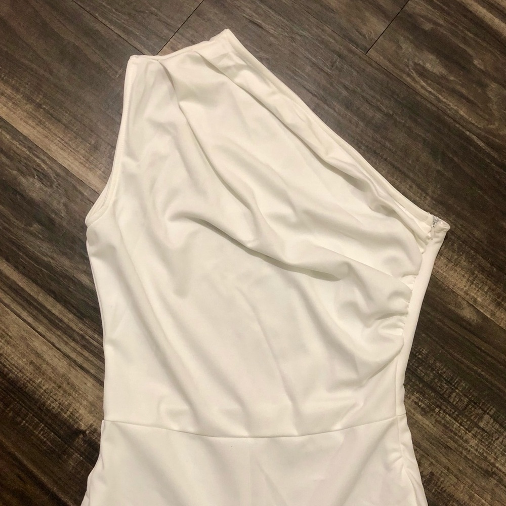 ❌❌ SOLD ❌❌ Lulu’s One Shoulder Wide Leg Jumpsuit - Picture 4 of 8